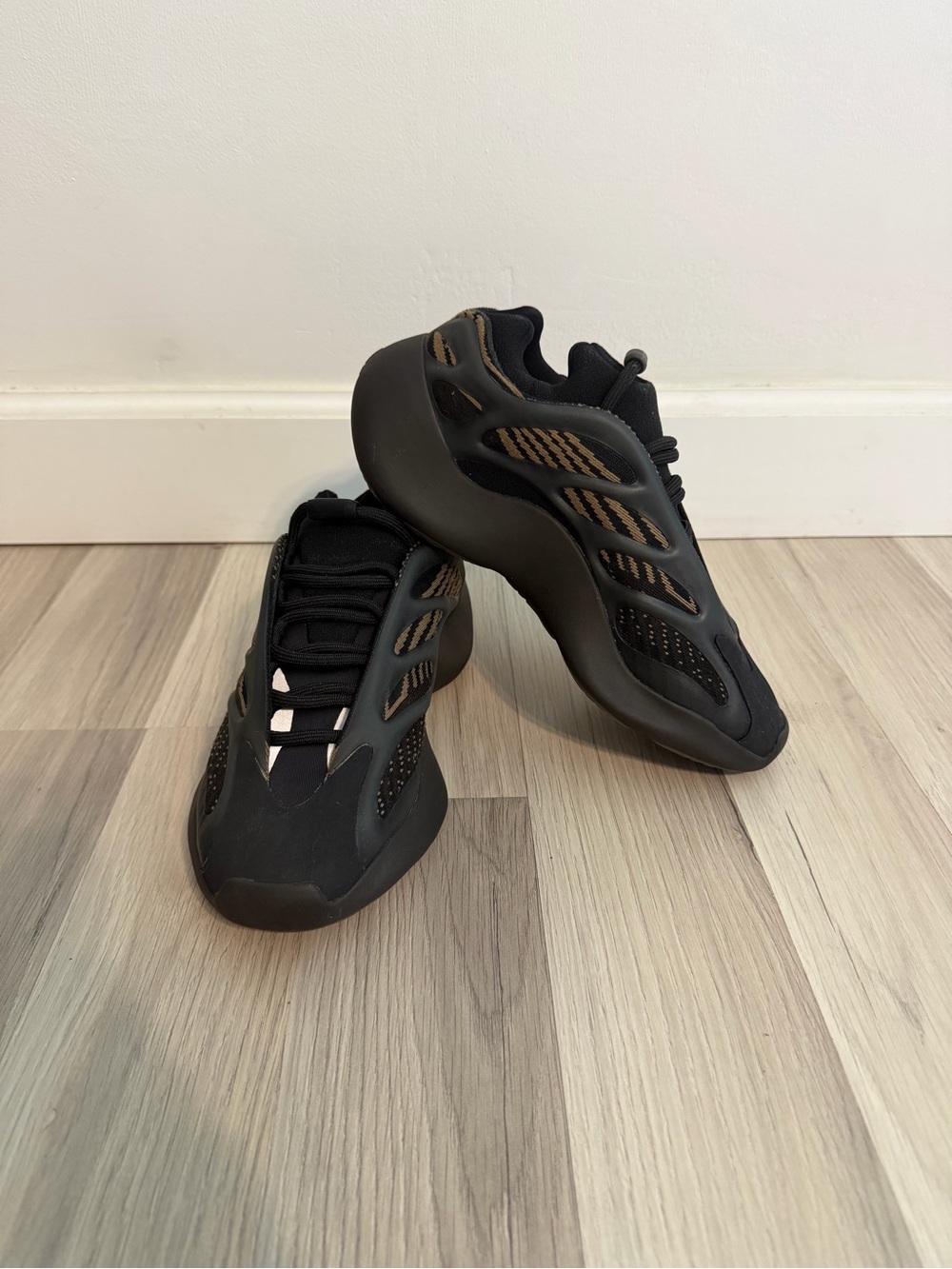 Adidas Yeezy sneakers womens 7 1/2 athletic shoes designer rare fashion slip on